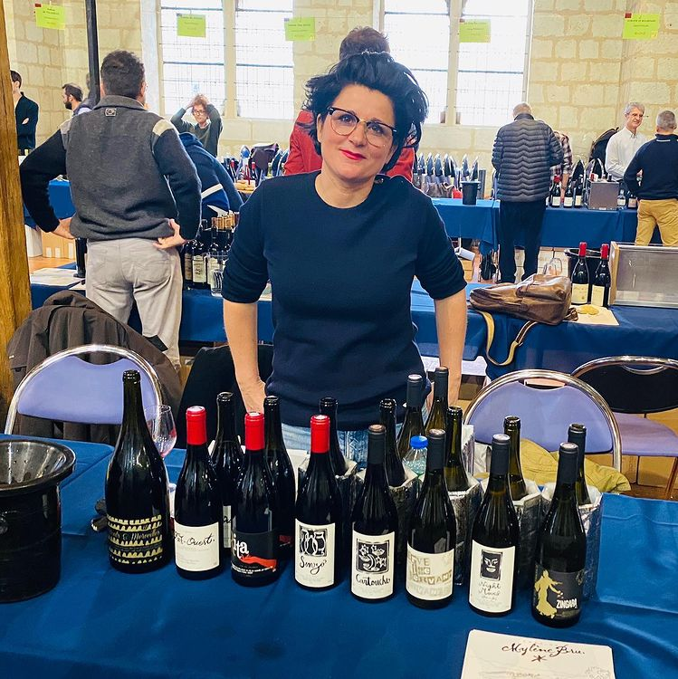 La vigneronne Mylène Bru dans un salon professionnelle, devant ses cuvées