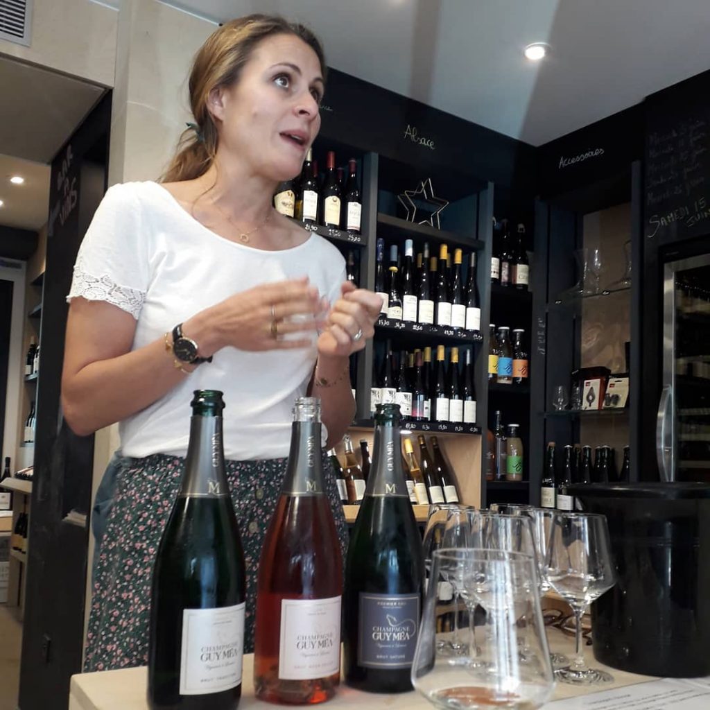 Sophie Milesi, Champagne Guy Mea, fait déguster ses vins à la cave le vingt-deux