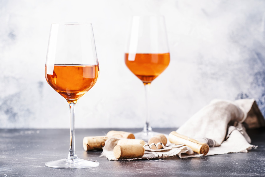 Verres de vin orange avec bouchon et torchon