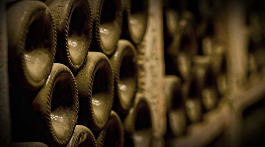 bouteilles dans une cave enterrée