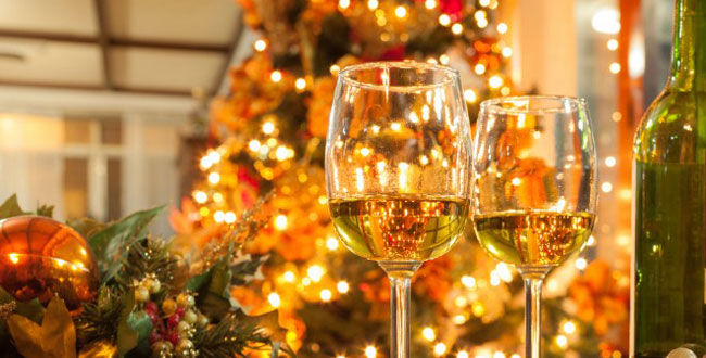 Deux verres de vins blancs et des décorations de Noël
