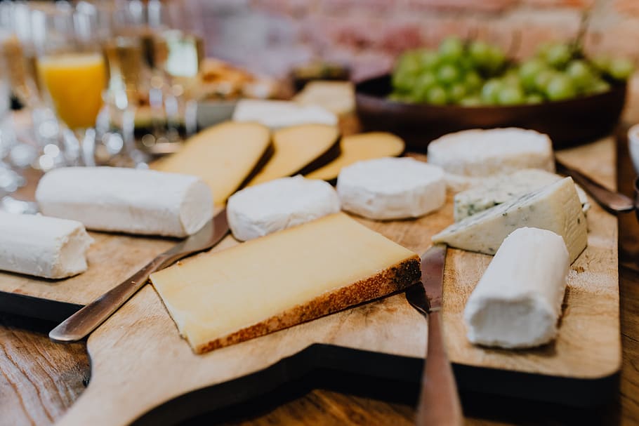 Plateau avec différents fromages