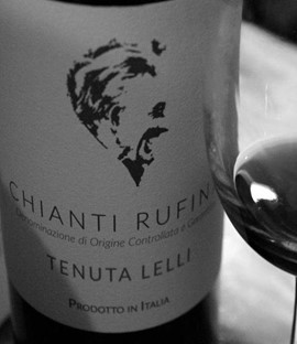 bouteille de Chianti Tenuta Lelli avec un verre de vin