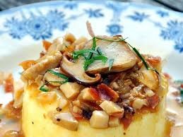 plat de polenta avec une poêlée de champignons et cèpes