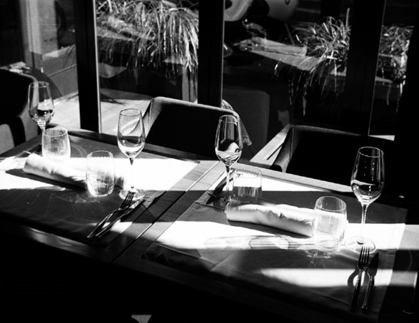 table au soleil avec verres, serviettes et couverts
