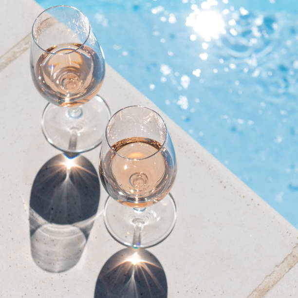 Deux verres de rosé au soleil, au bord de la piscine