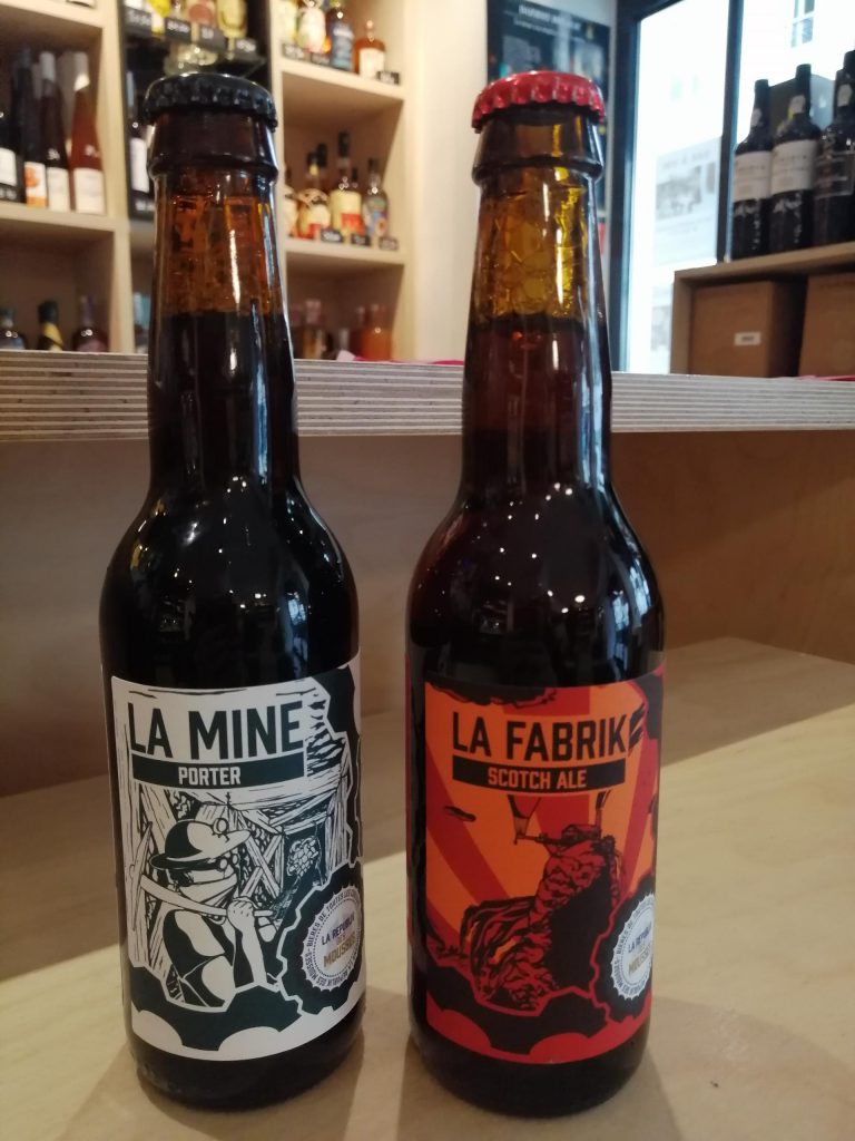 2 bouteilles de bière de la Brasserie La Republik des Mousses : une Scotch Ale (La Fabrik) et une Porter (La Mine)