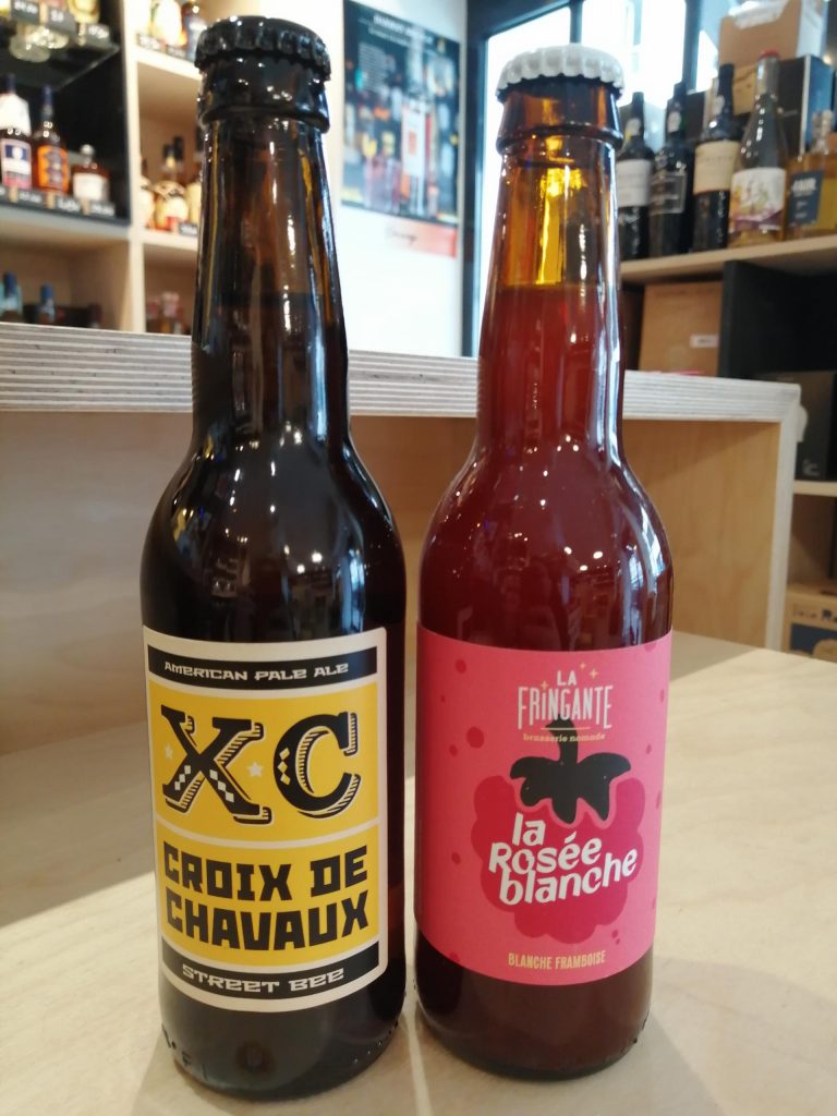 2 bouteilles de bières : street bee de la Croix de Chavaux et La Rosée blanche de la Fringante