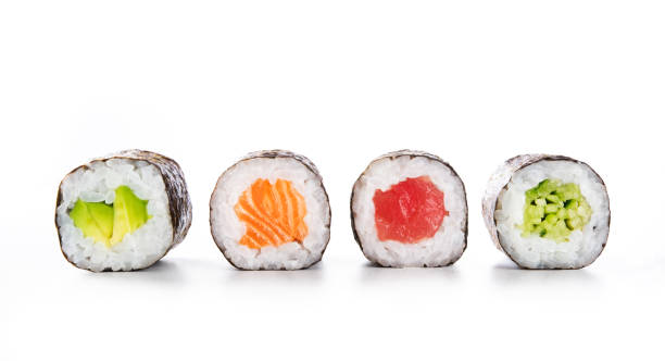 A la découverte de la cuisine du monde et du Japon. 4 makis : 1 à l'avocat, 1 au saumon, 1 au thon et 1 au concombre