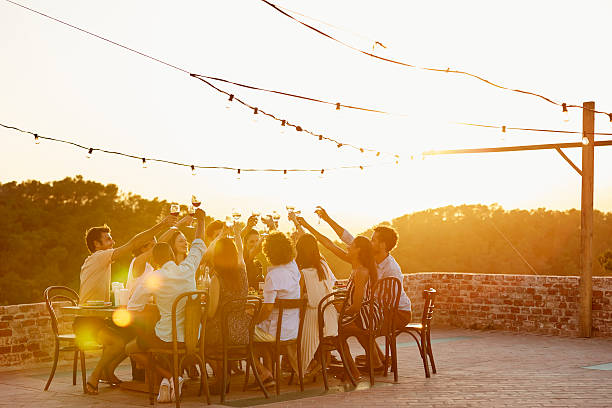 Amis portant un toast lors d'une soirée à table